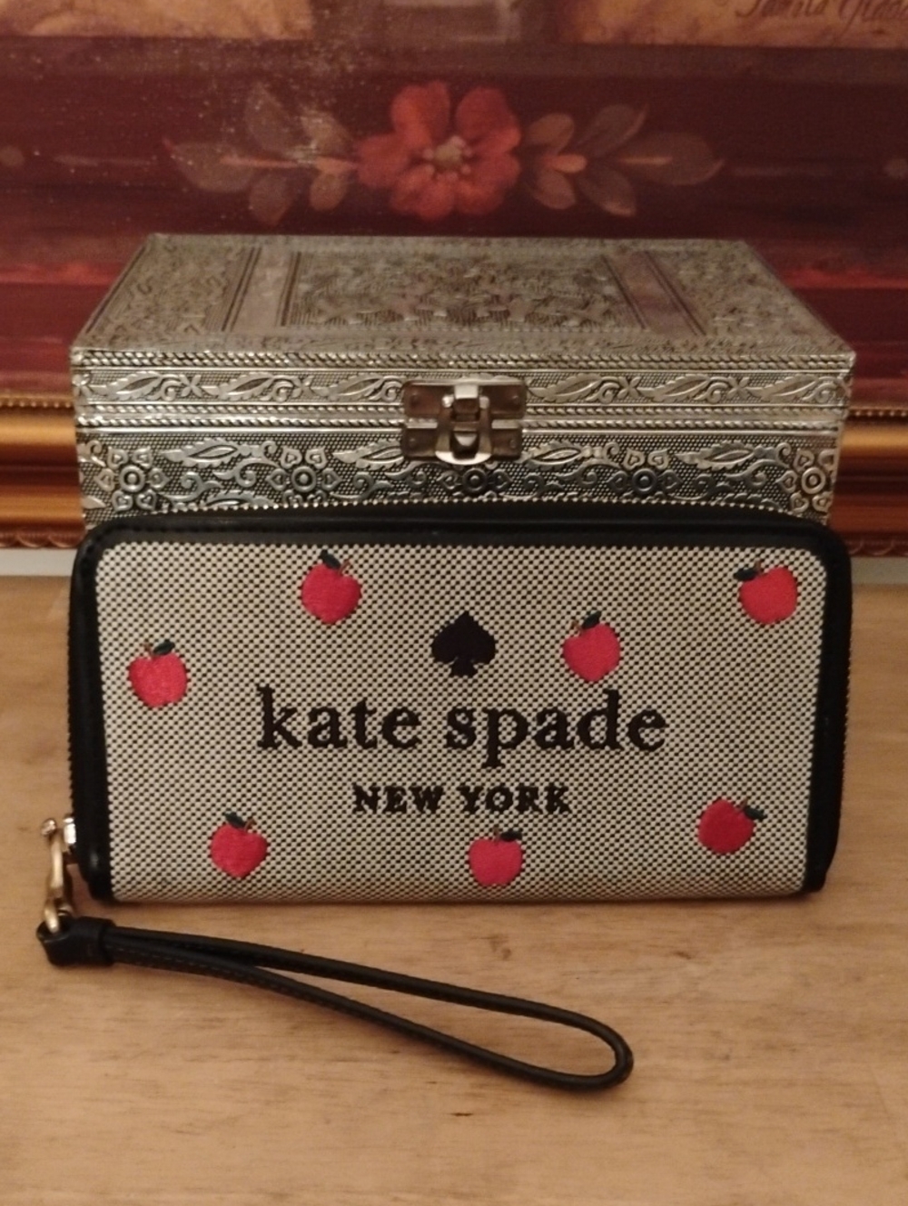 Kate Spade Ella Apple 🍎 Wallet Pre-owned